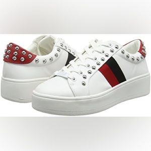 Steve Madden Women’s studded tennis shoe size8